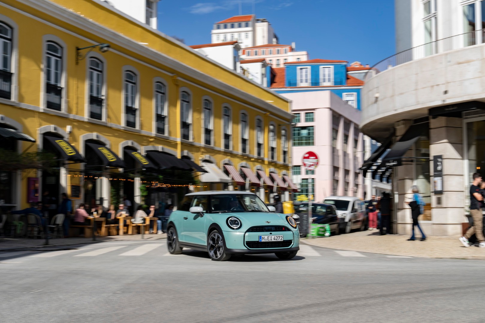 MINI COOPER – jedinstvena AURA ZA NOVU ERU
MINI COOPER – jedinstvena AURA ZA NOVU ERU